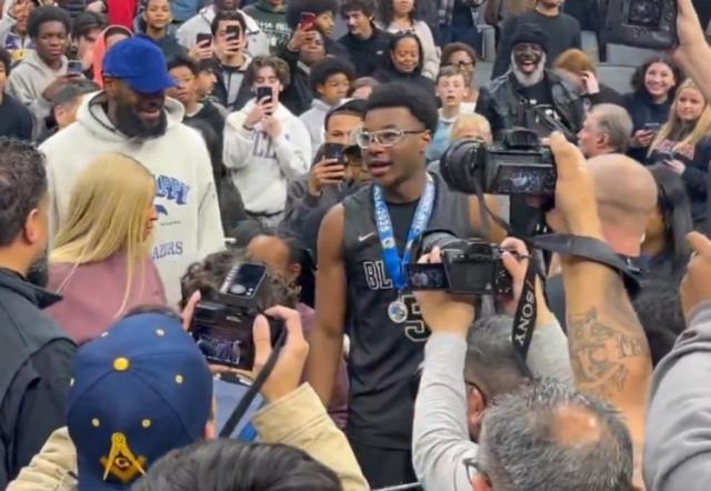 詹皇见证二儿子高中夺冠！未来父子三人NBA同台？